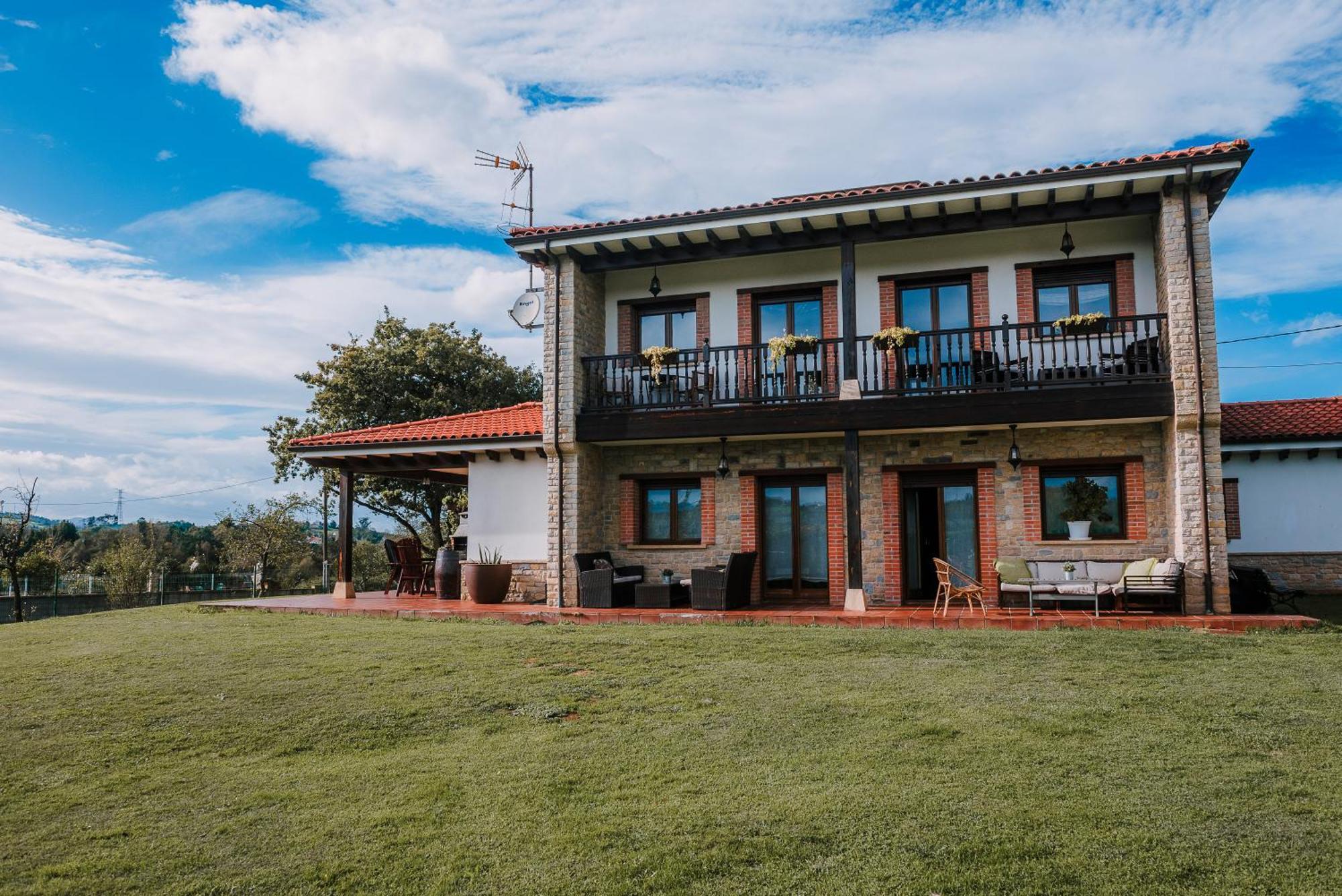 Villa Tiviti Oviedo Exterior photo
